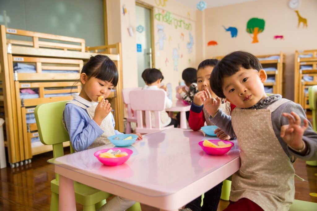 Niños comiendo frutas en preescolar